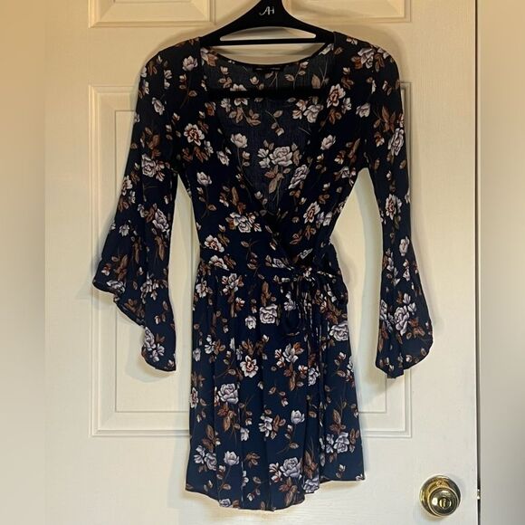 American Eagle Outfitters Navy Floral Wrap Top With Tie Front Sz XS - Picture 1 of 8